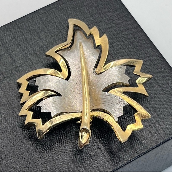 VTG 80's Maple Leaf Mixed Metals Silver Gold Brooch Pin 2" - Picture 1 of 7